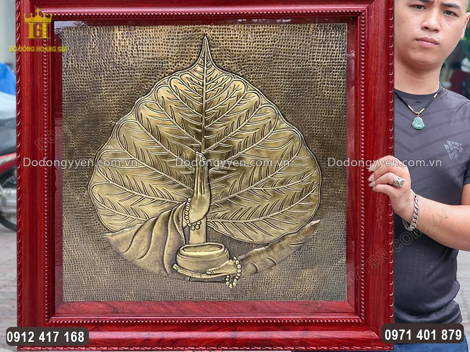 Bề mặt ngo&agrave;i c&ugrave;ng lắp k&iacute;nh chắn d&agrave;y 2Ly